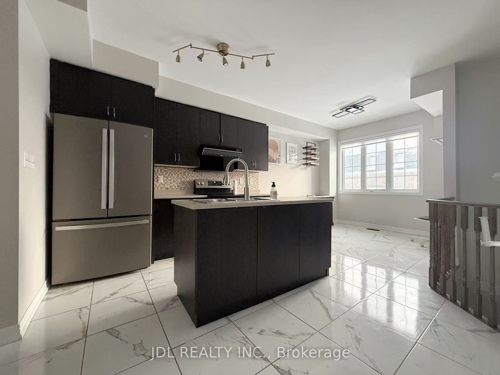 1374 Granrock Crescent