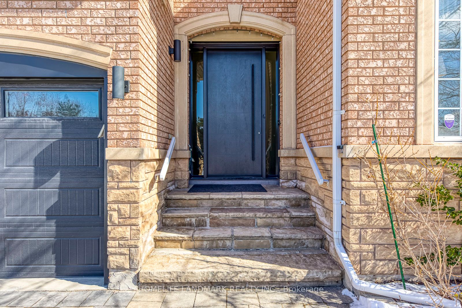 1516 Pinery Crescent