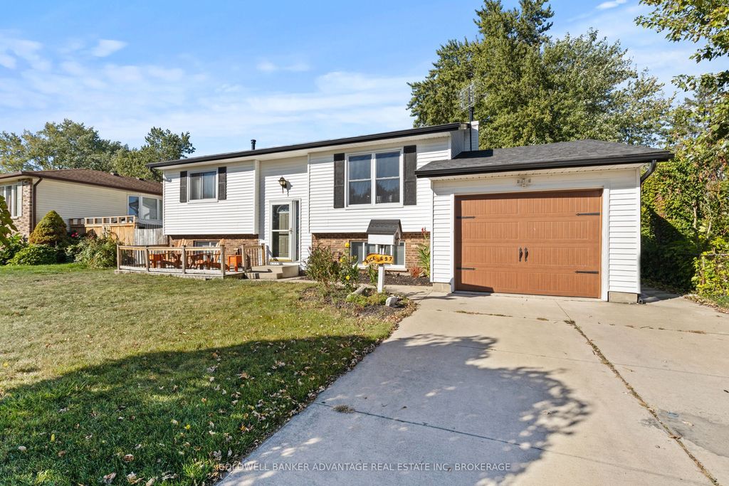 Photo of 697 Ferndale Avenue, Fort Erie, ON L2A 5C7 (MLS # X12438431)