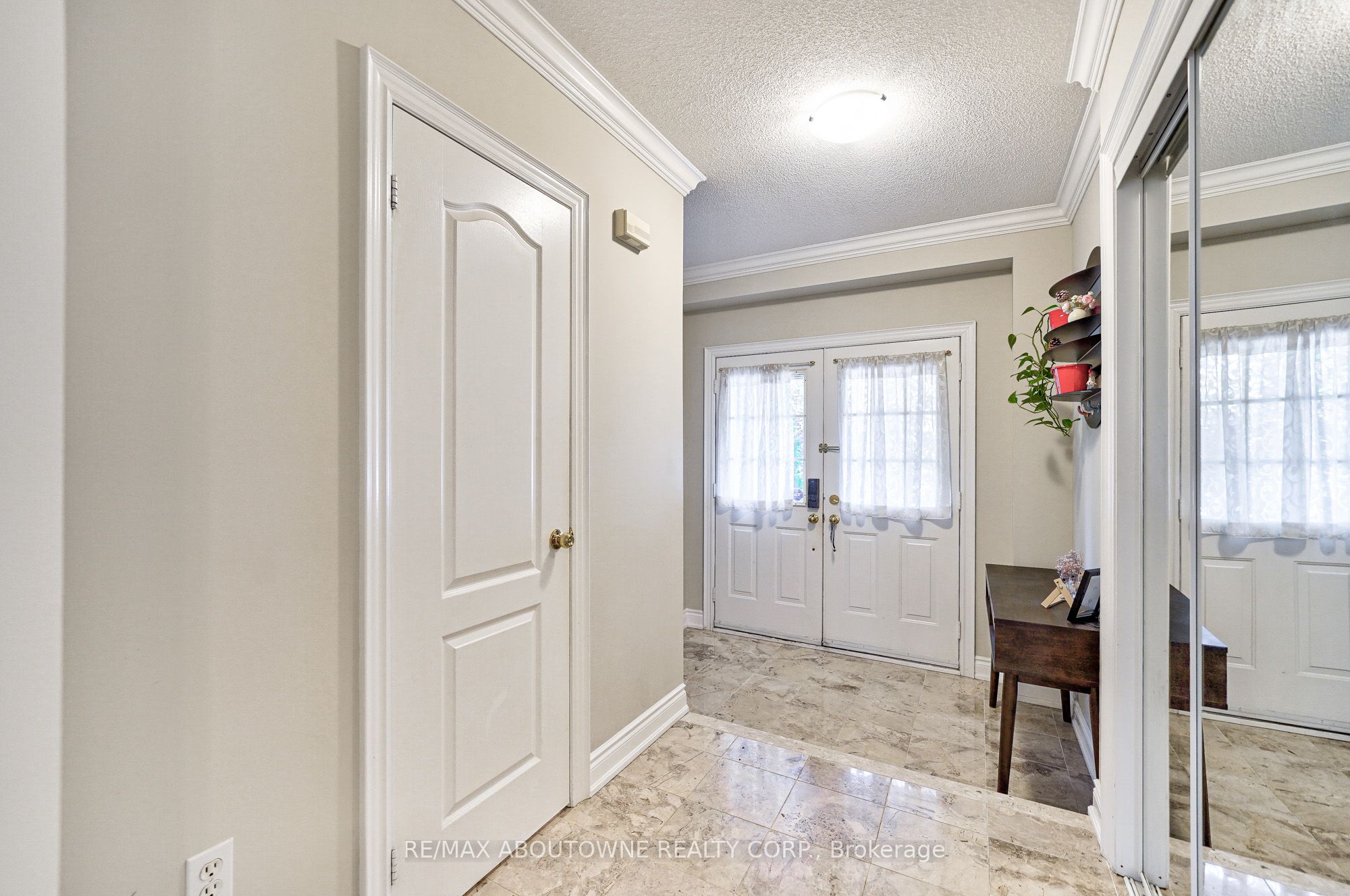 6098 Rowers Crescent