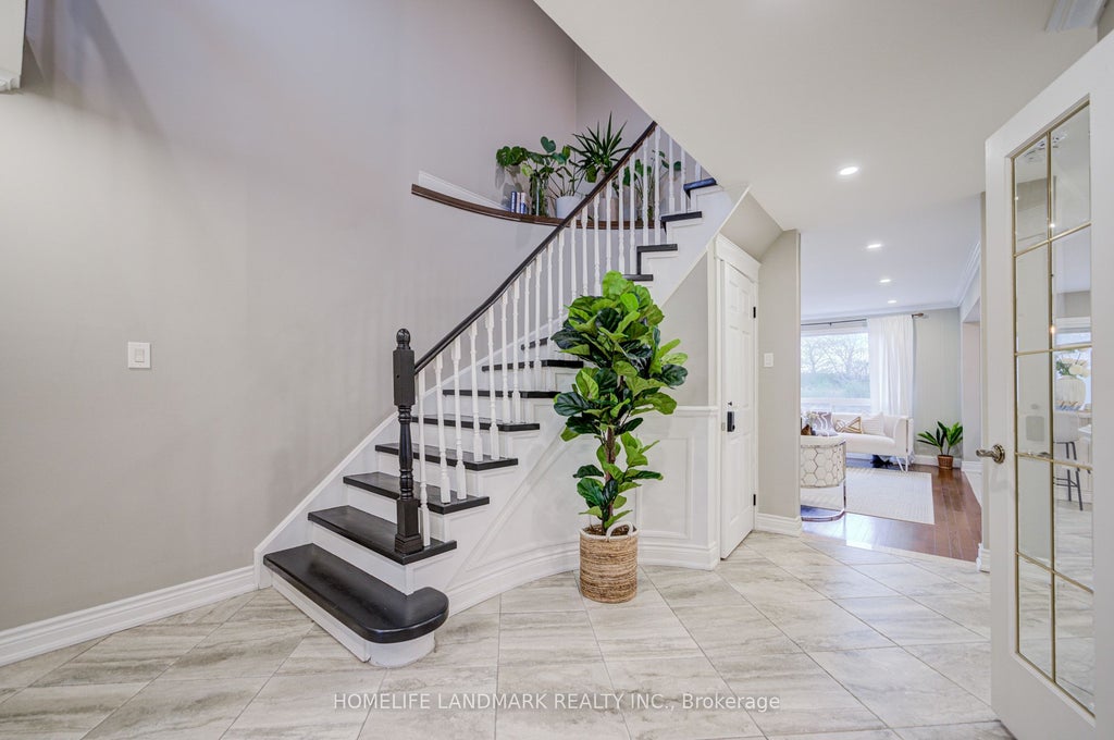 Photo of 2105 Folkway Drive, Mississauga, ON L5L 3G3 (MLS # W13415296)
