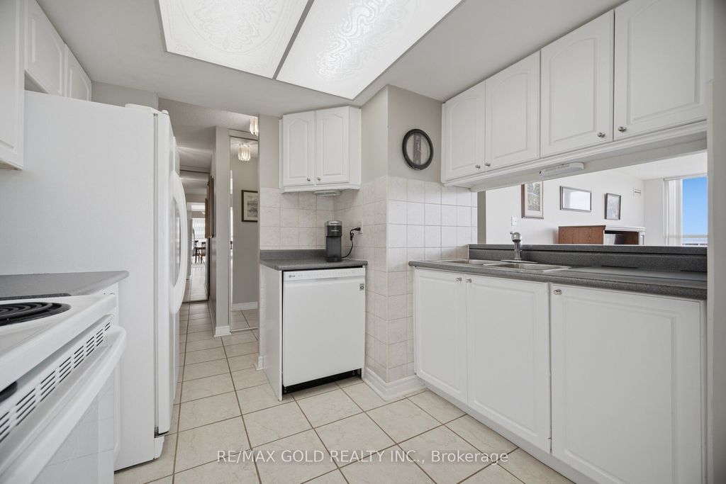Photo of 2091 Hurontario Street #908, Mississauga, ON L5A 4E6 (MLS # W13032728)