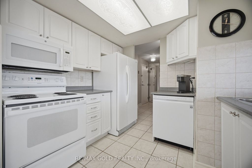 Photo of 2091 Hurontario Street #908, Mississauga, ON L5A 4E6 (MLS # W13032728)