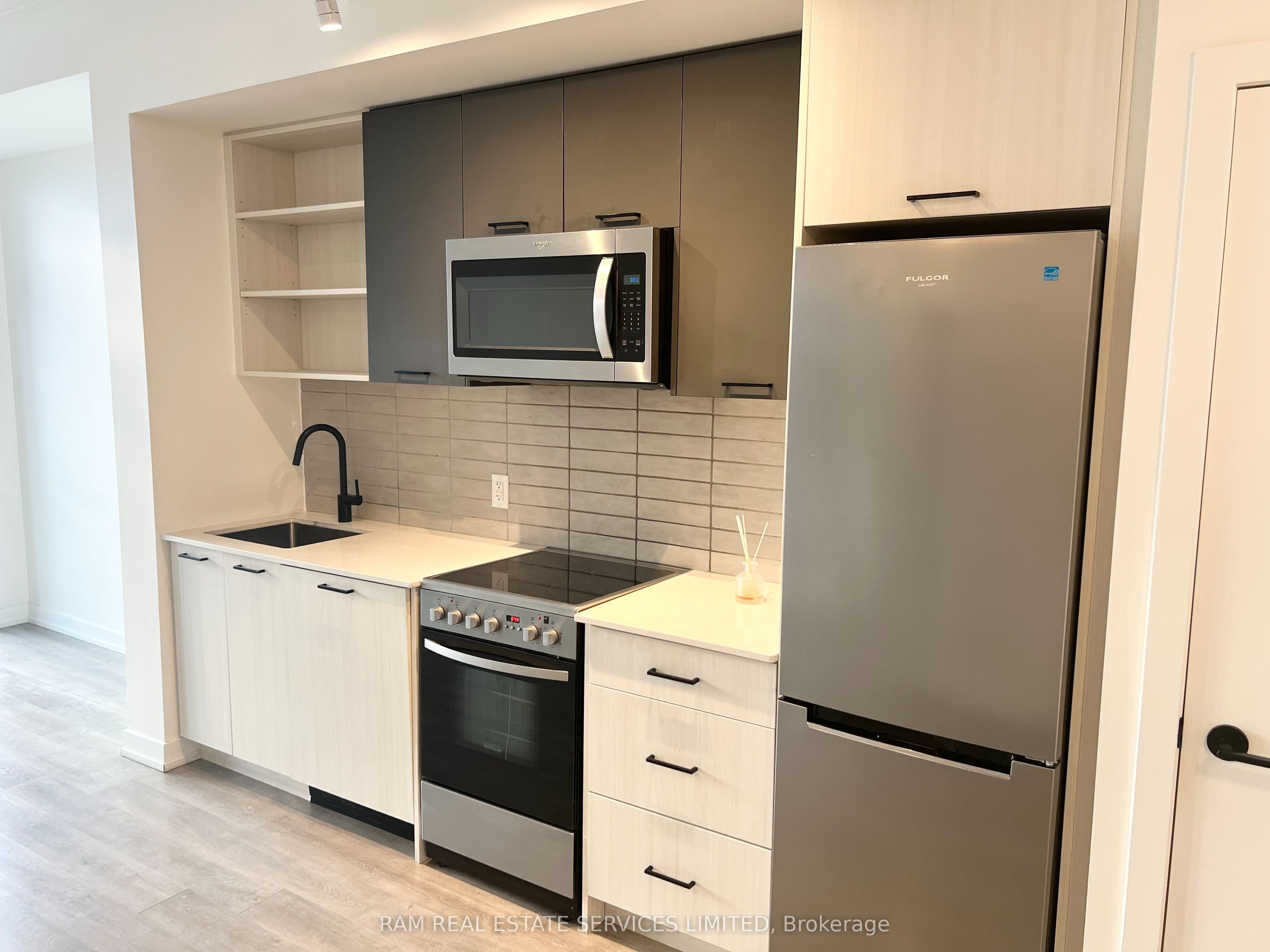 2300 st clair Avenue W 627