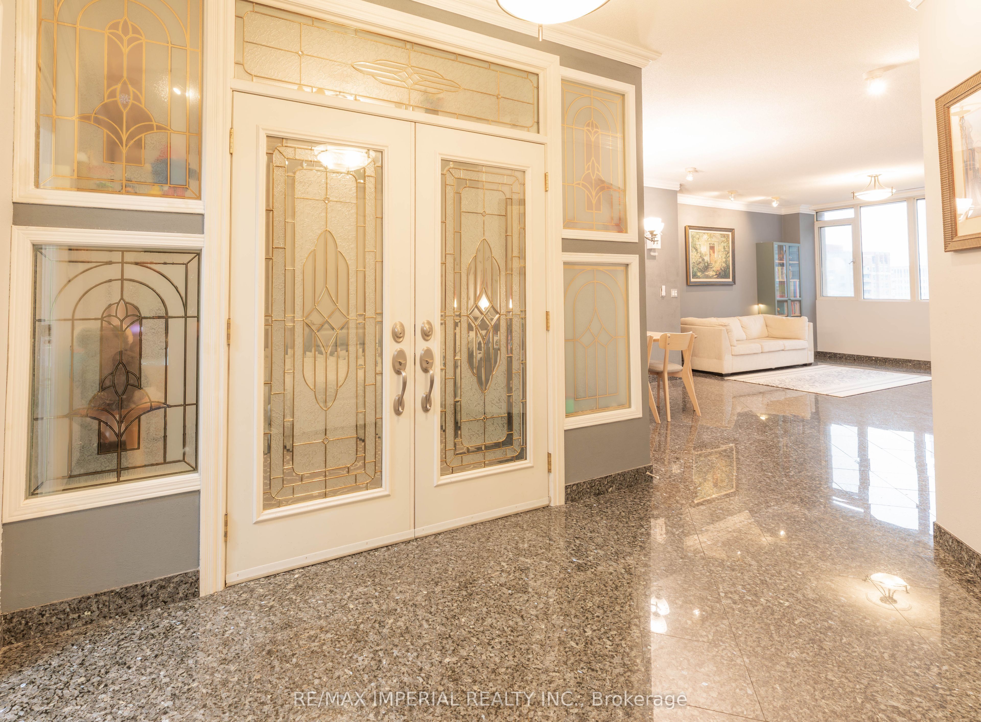 555 Yonge Street 913