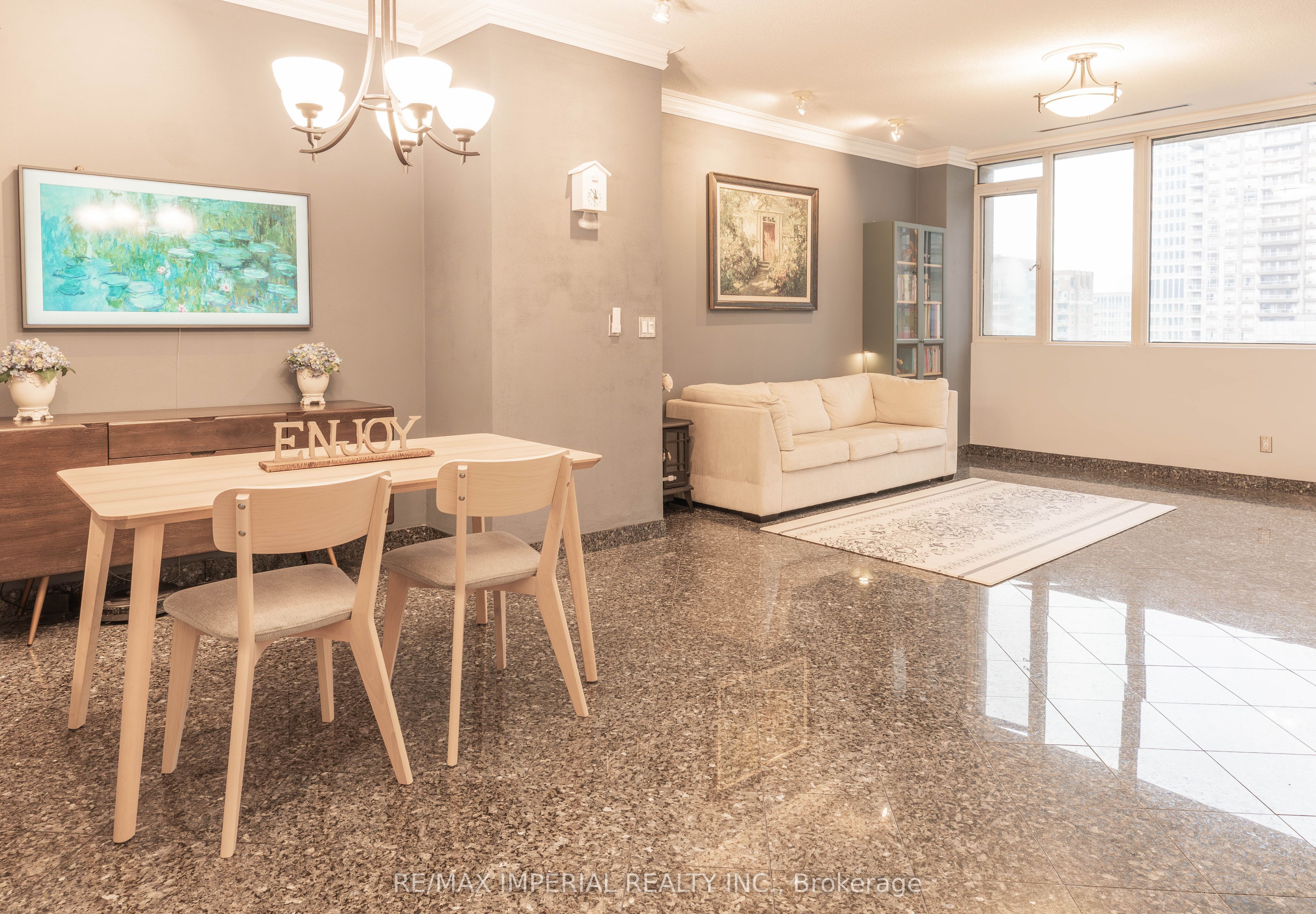 555 Yonge Street 913