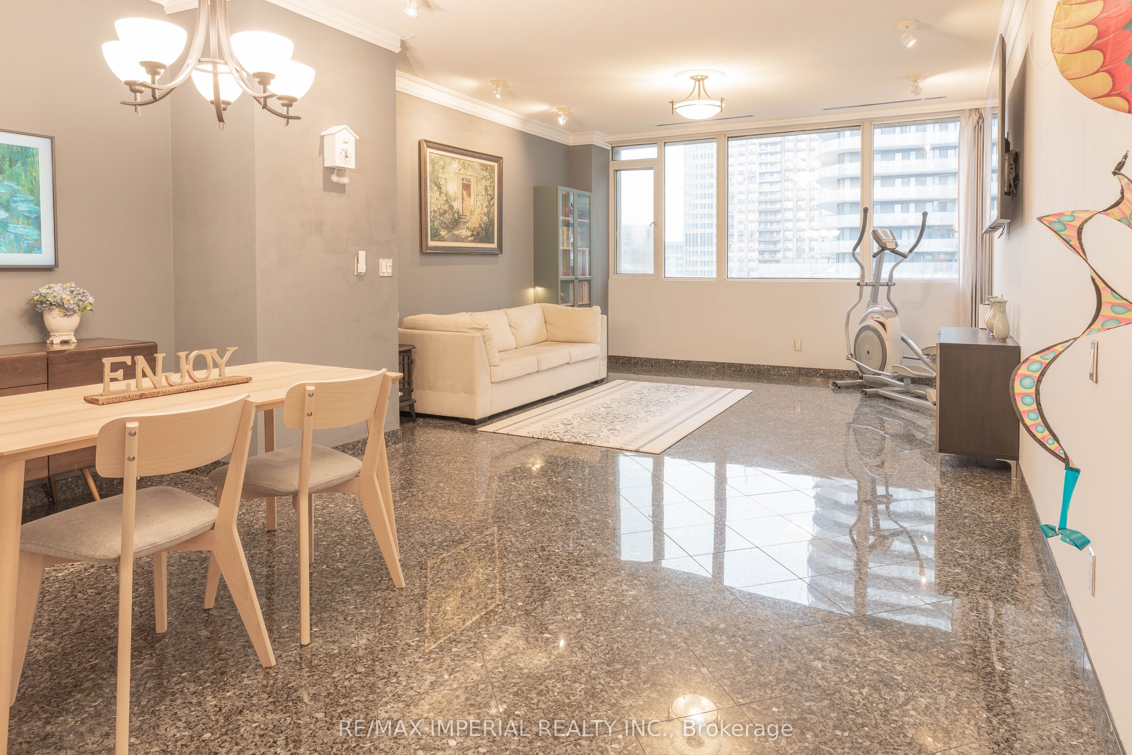 555 Yonge Street 913