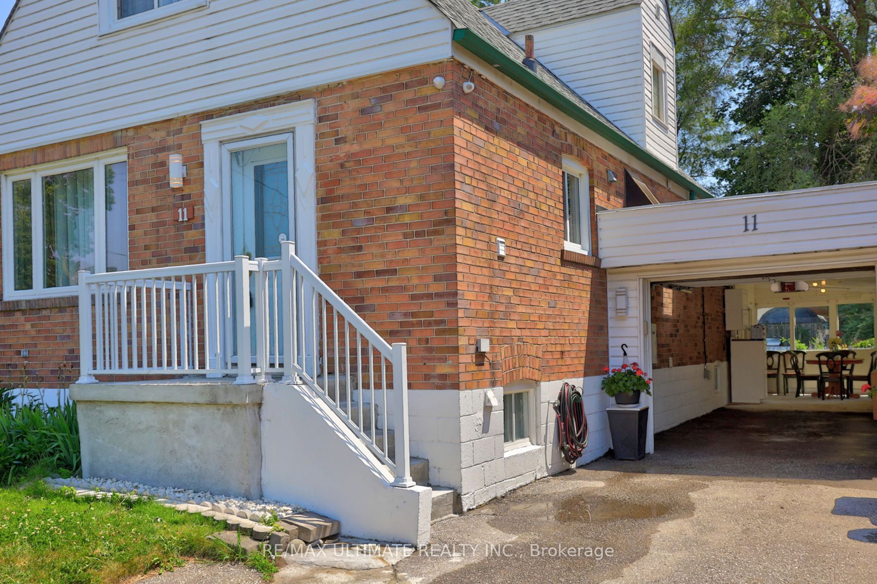 11 Midholm Drive