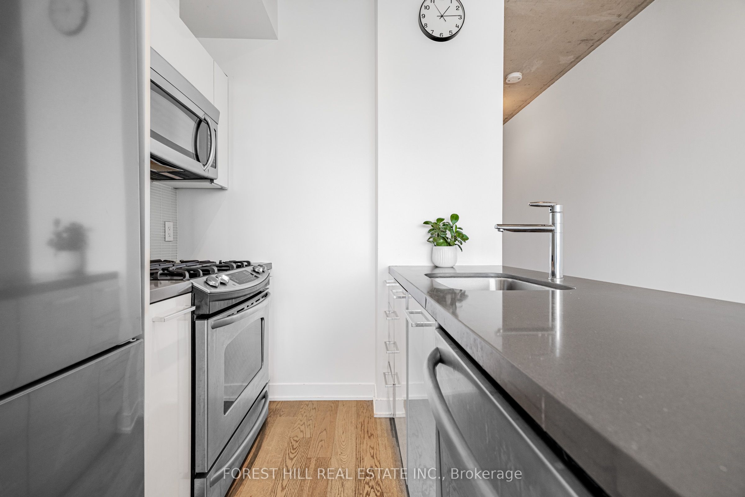 319 Carlaw Avenue 607