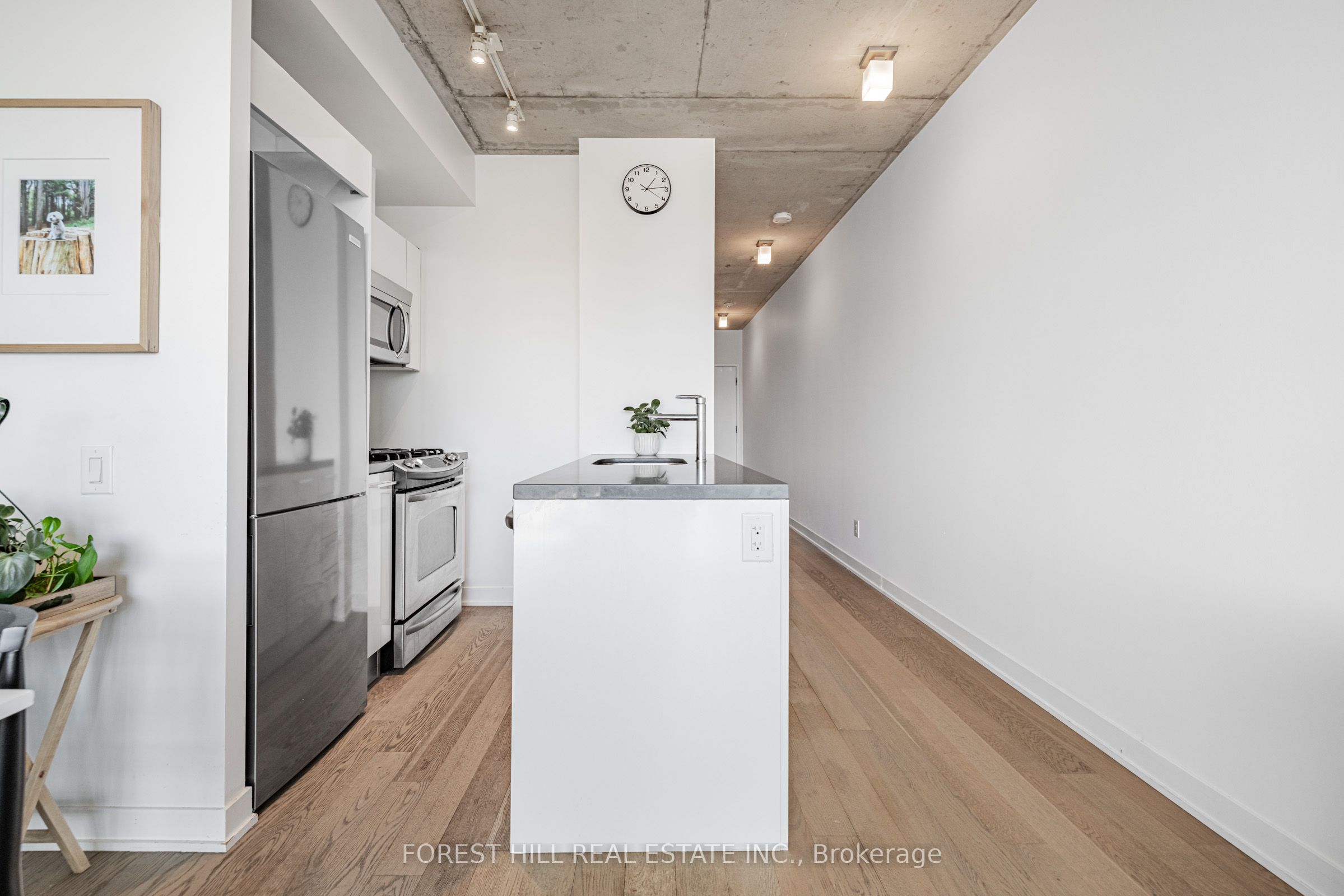 319 Carlaw Avenue 607