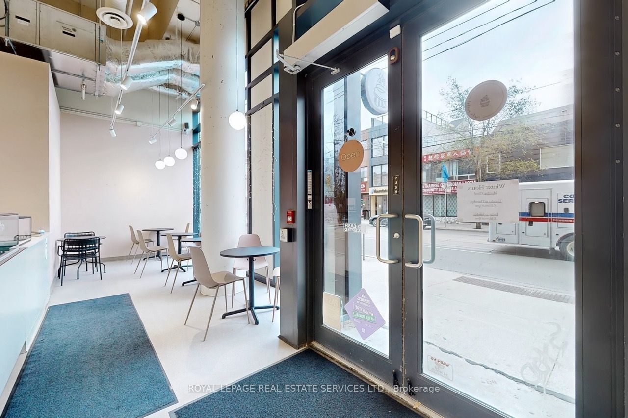 862 Dundas Street W