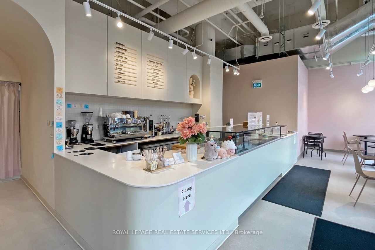 862 Dundas Street W