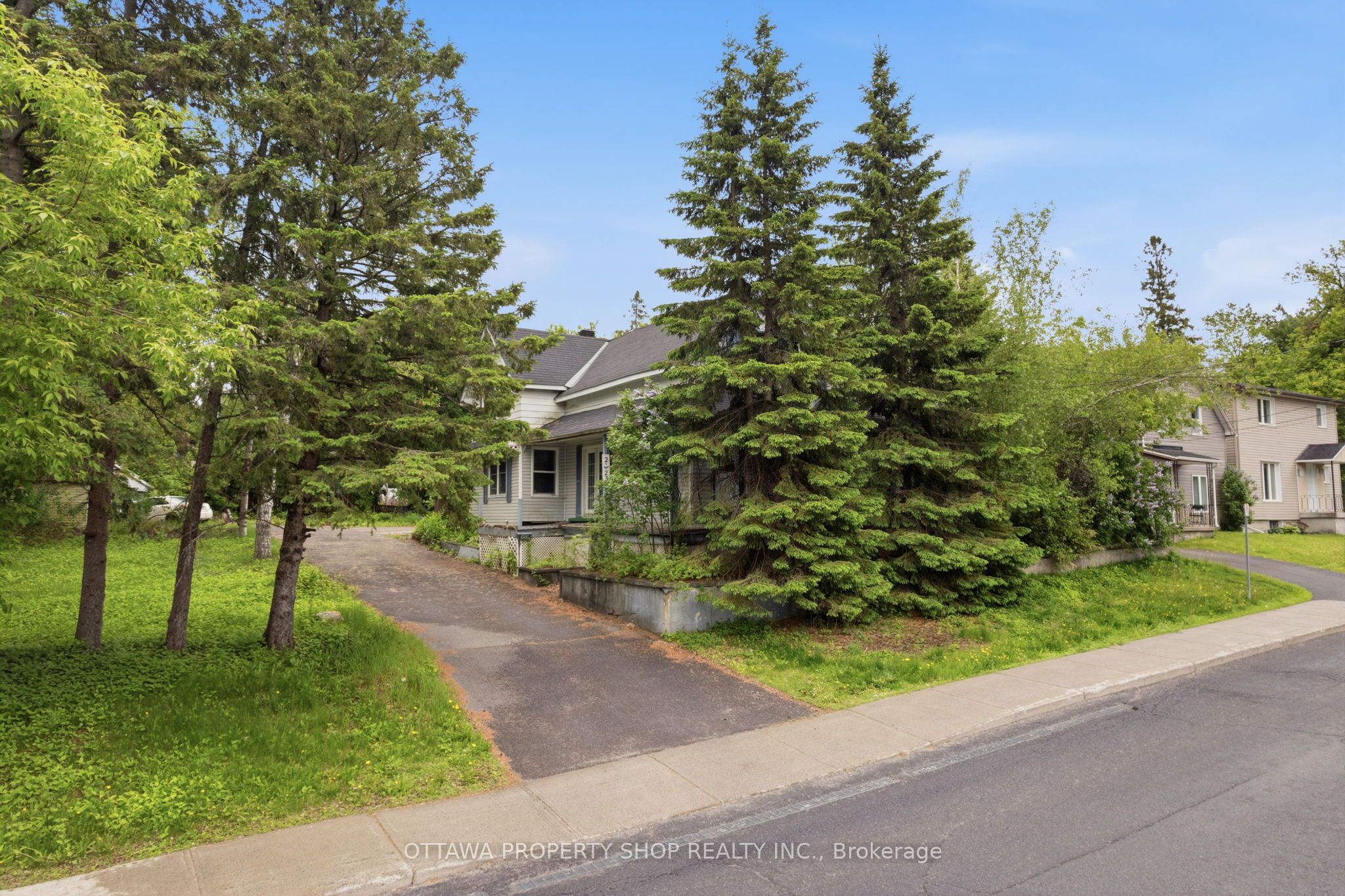 Photo 1 of 25 — 2025 Albert Street, Clarence-Rockland, ON K4K 1K4