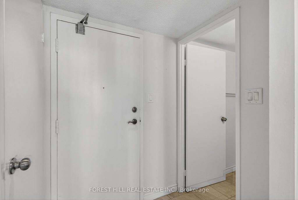 Photo of 633 Bay Street #2322, Toronto, ON M5G 2G4 (MLS # C12412583)