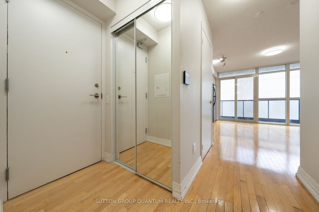 Photo of 25 Carlton Street #1811, Toronto, ON M5B 1L4 (MLS # C13716794)