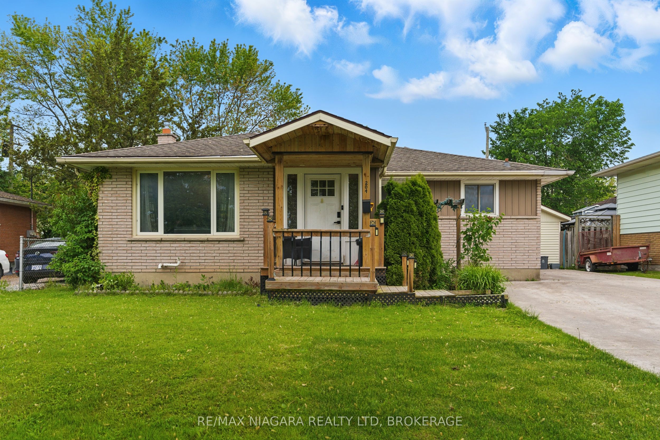 Photo 1 of 27 — 204 Hildred Street, Welland, ON L3B 1N1