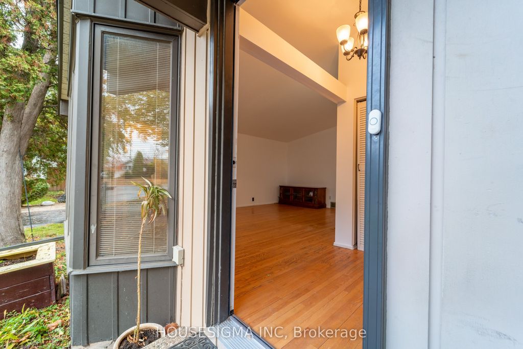 Photo of 2335 Harding Road, Elmvale Acres and Area, ON K1G 3B7 (MLS # X12498416)