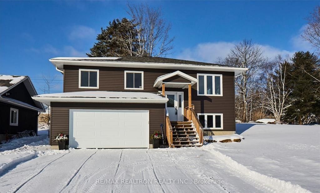 Photo of 1 Northdown Street, Huntsville, ON P1H 2R3 (MLS # X12652452)