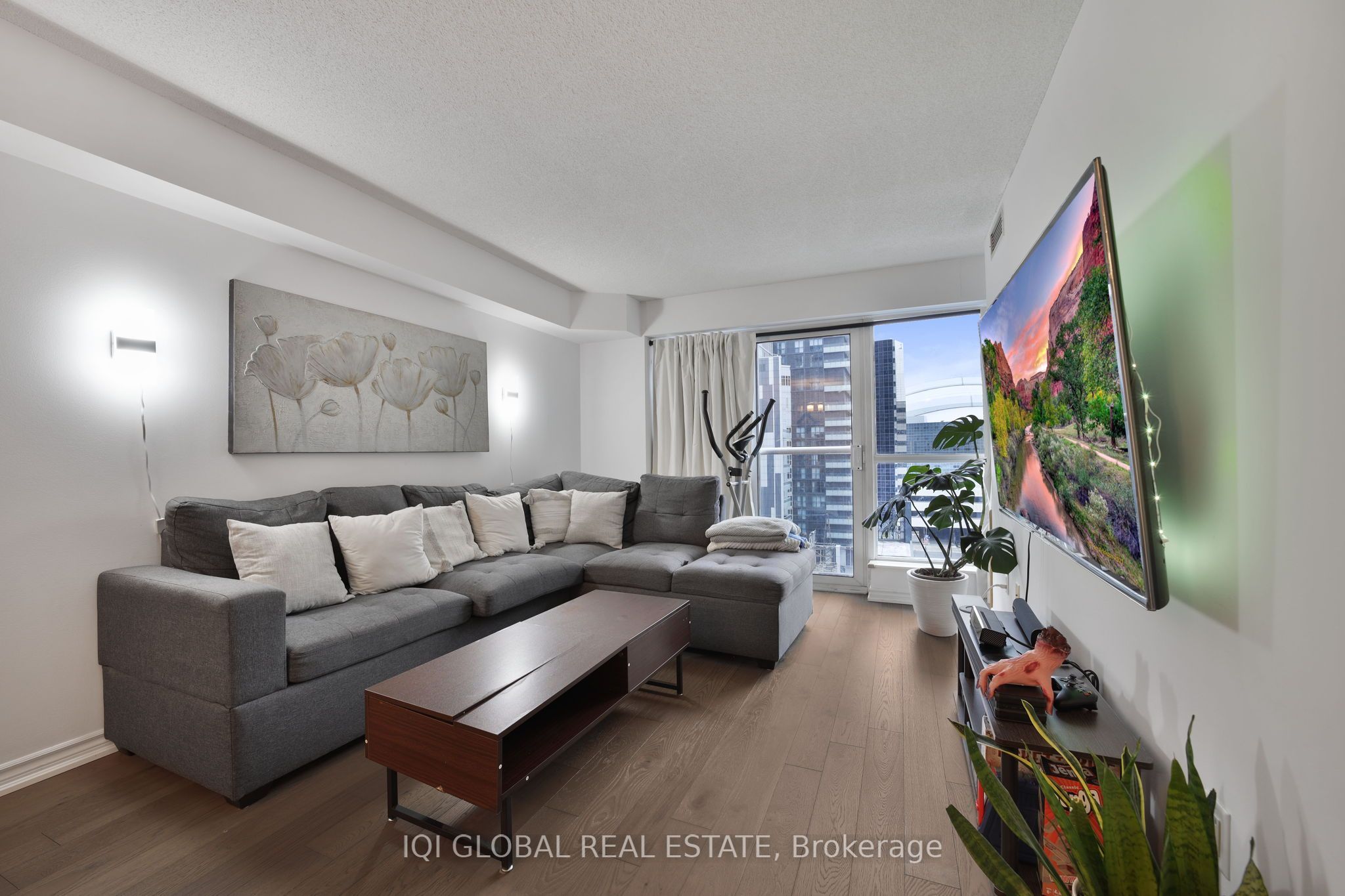 250 Wellington Street W 1133