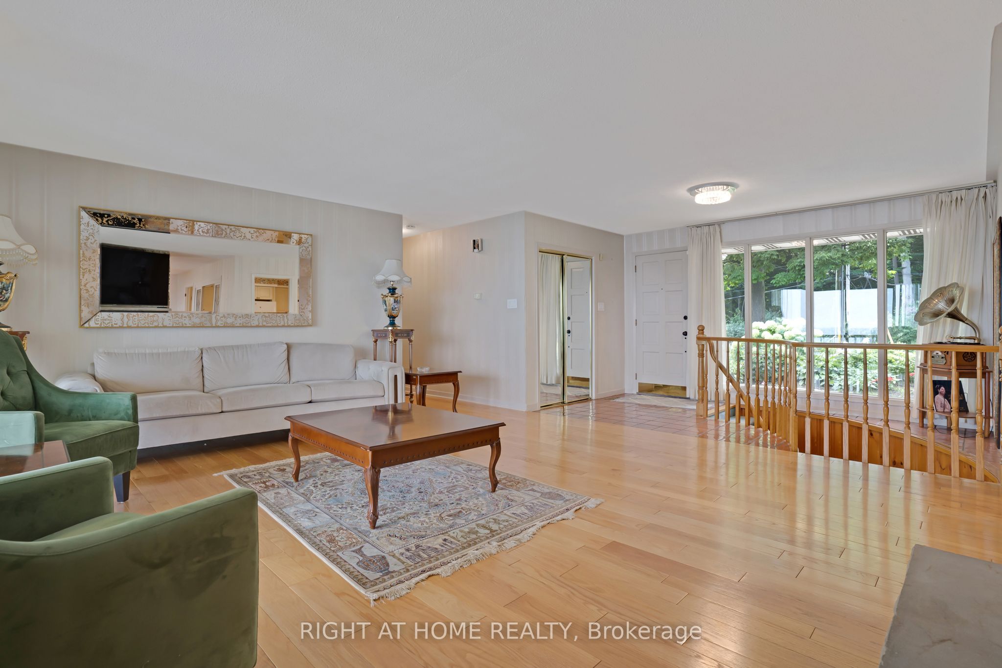 1360 LAKESHORE Road W