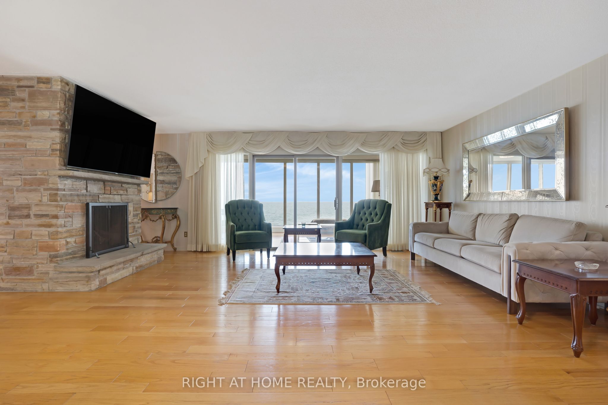 1360 LAKESHORE Road W