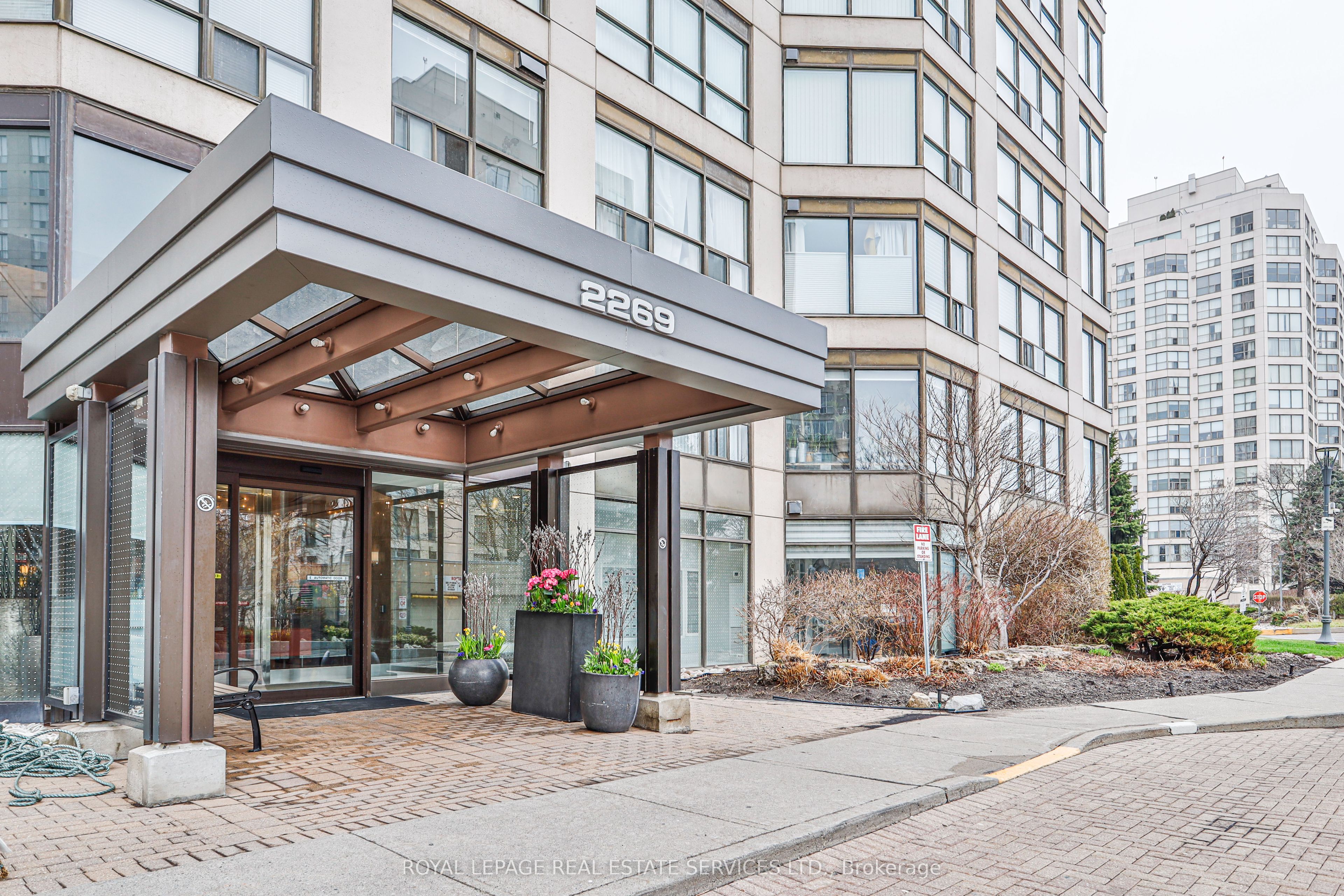 2269 Lake Shore Boulevard W 2006