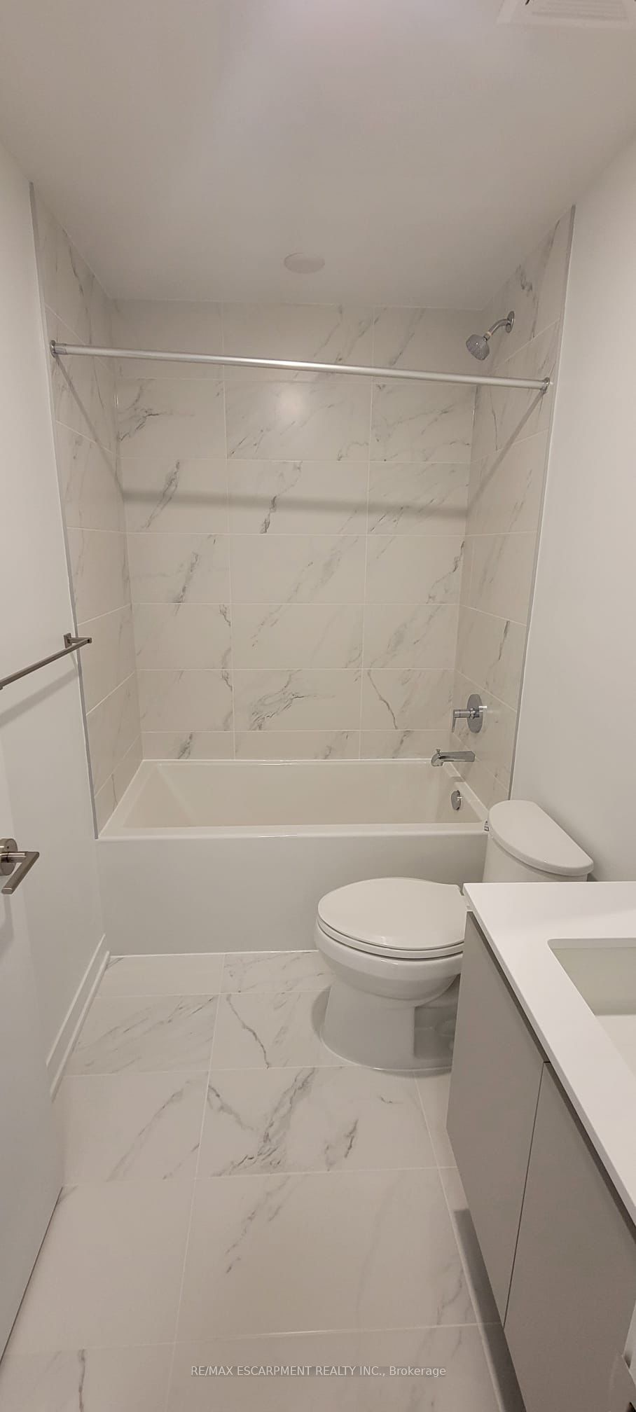 395 Dundas Street W 734