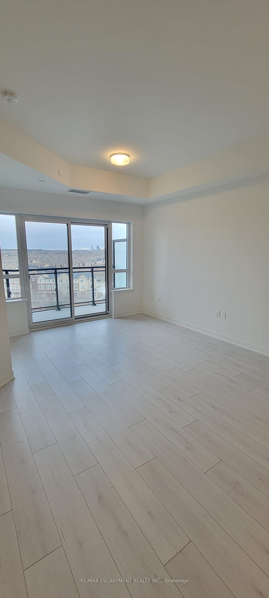395 Dundas Street W 734