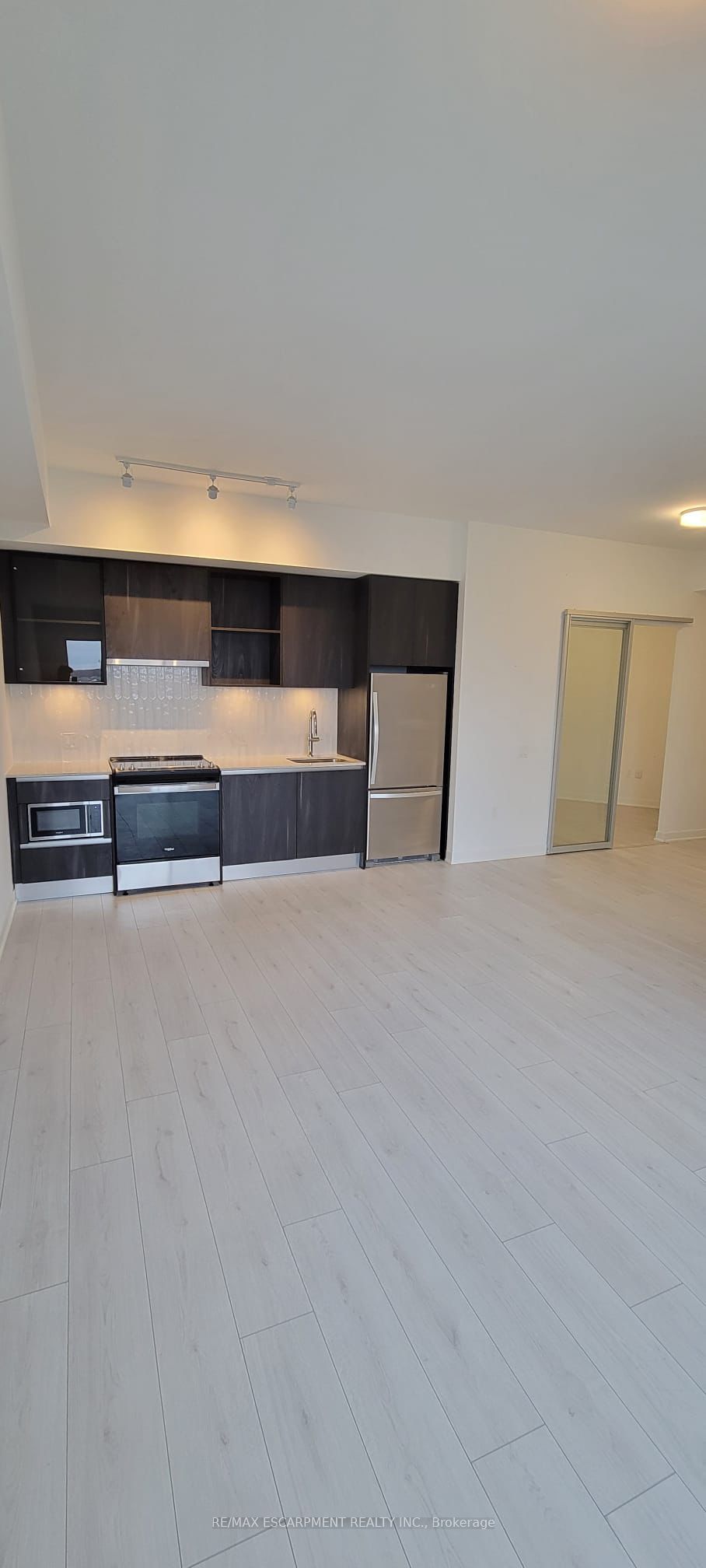 395 Dundas Street W 734