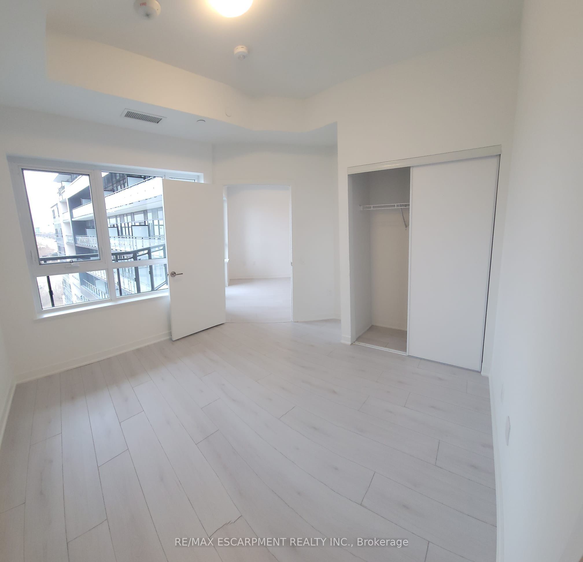 395 Dundas Street W 734