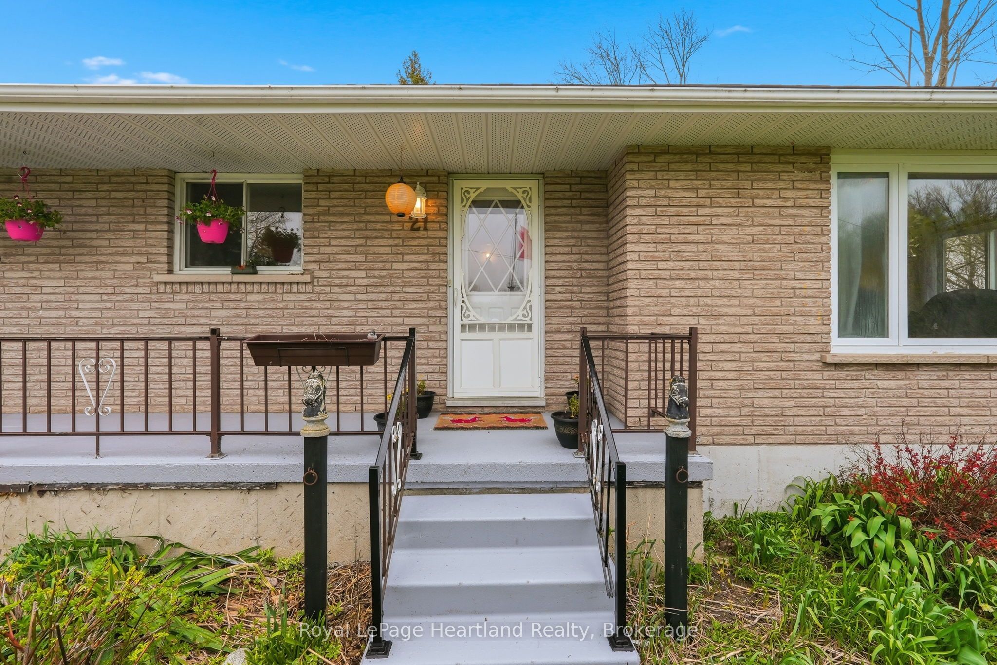 21 Brown Street S