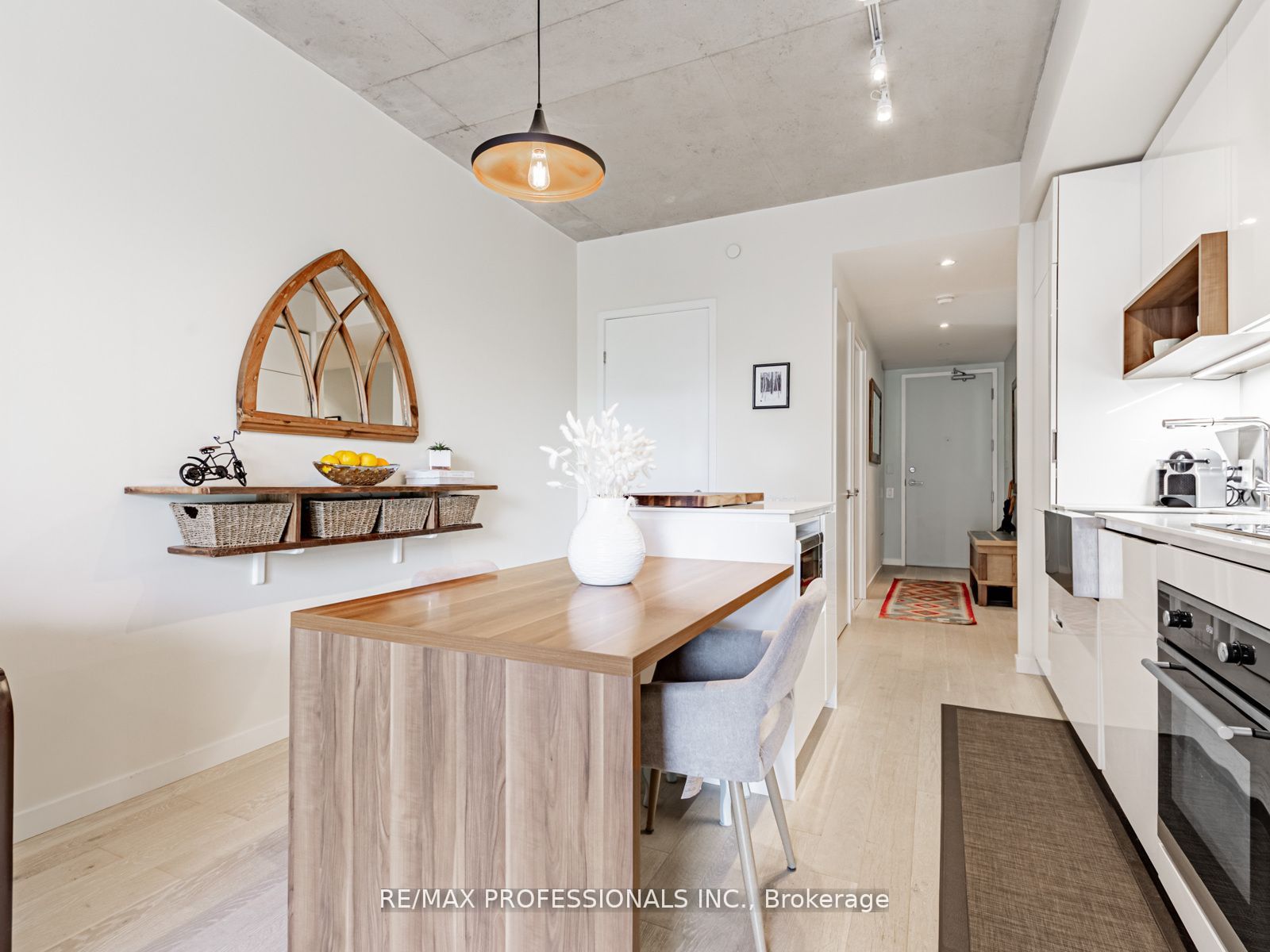 383 Sorauren Avenue 401