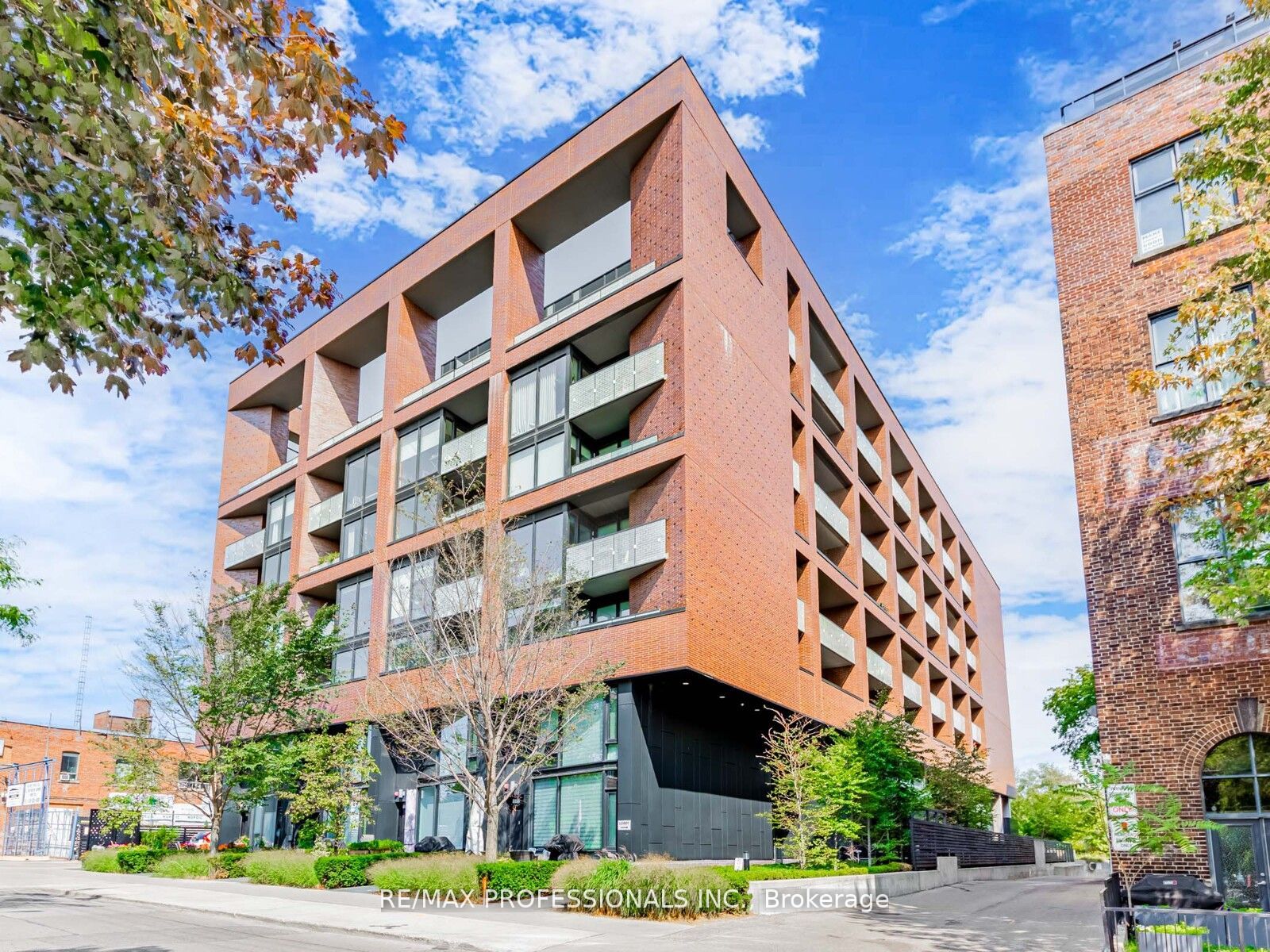 383 Sorauren Avenue 401