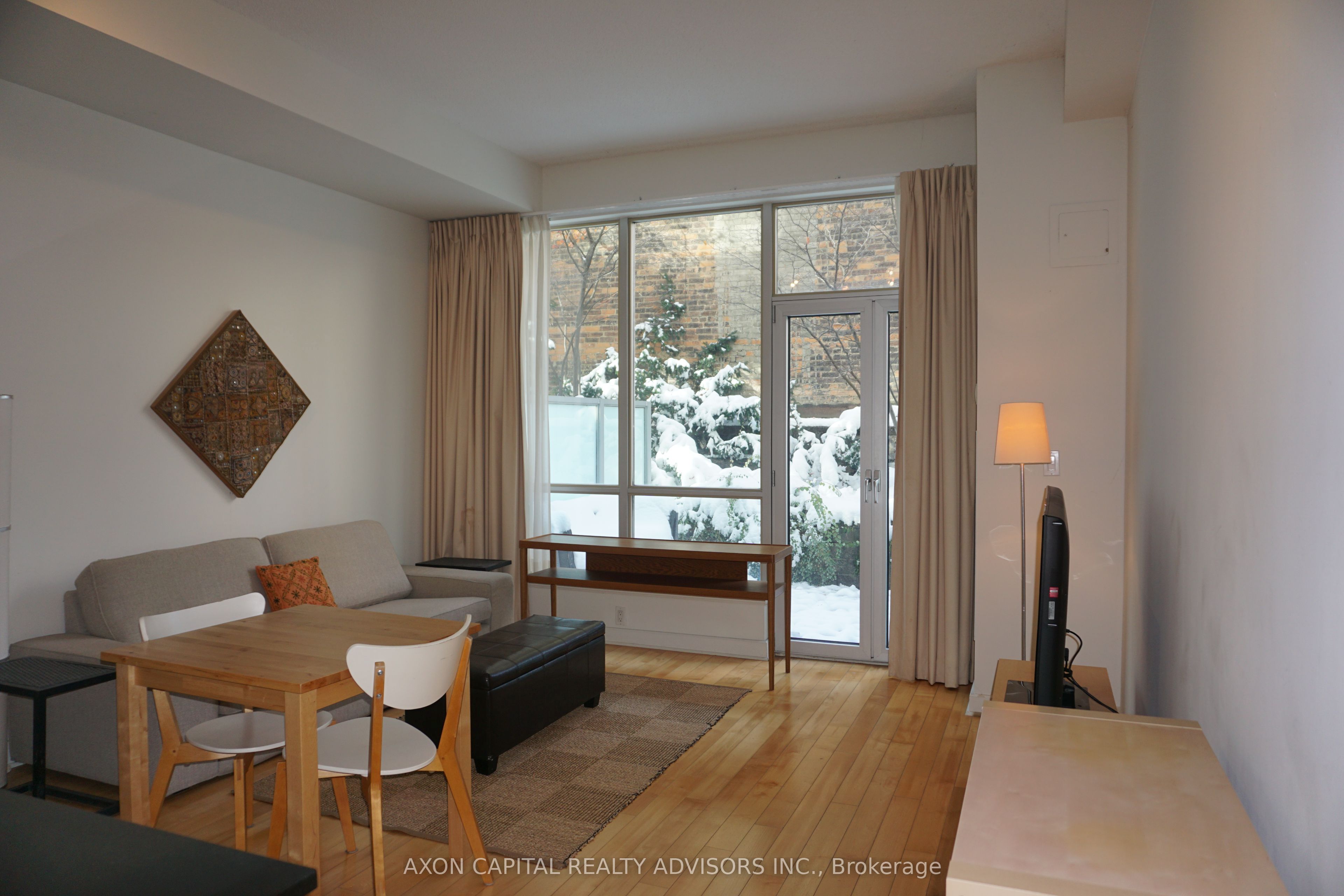 350 Wellington Street W G11