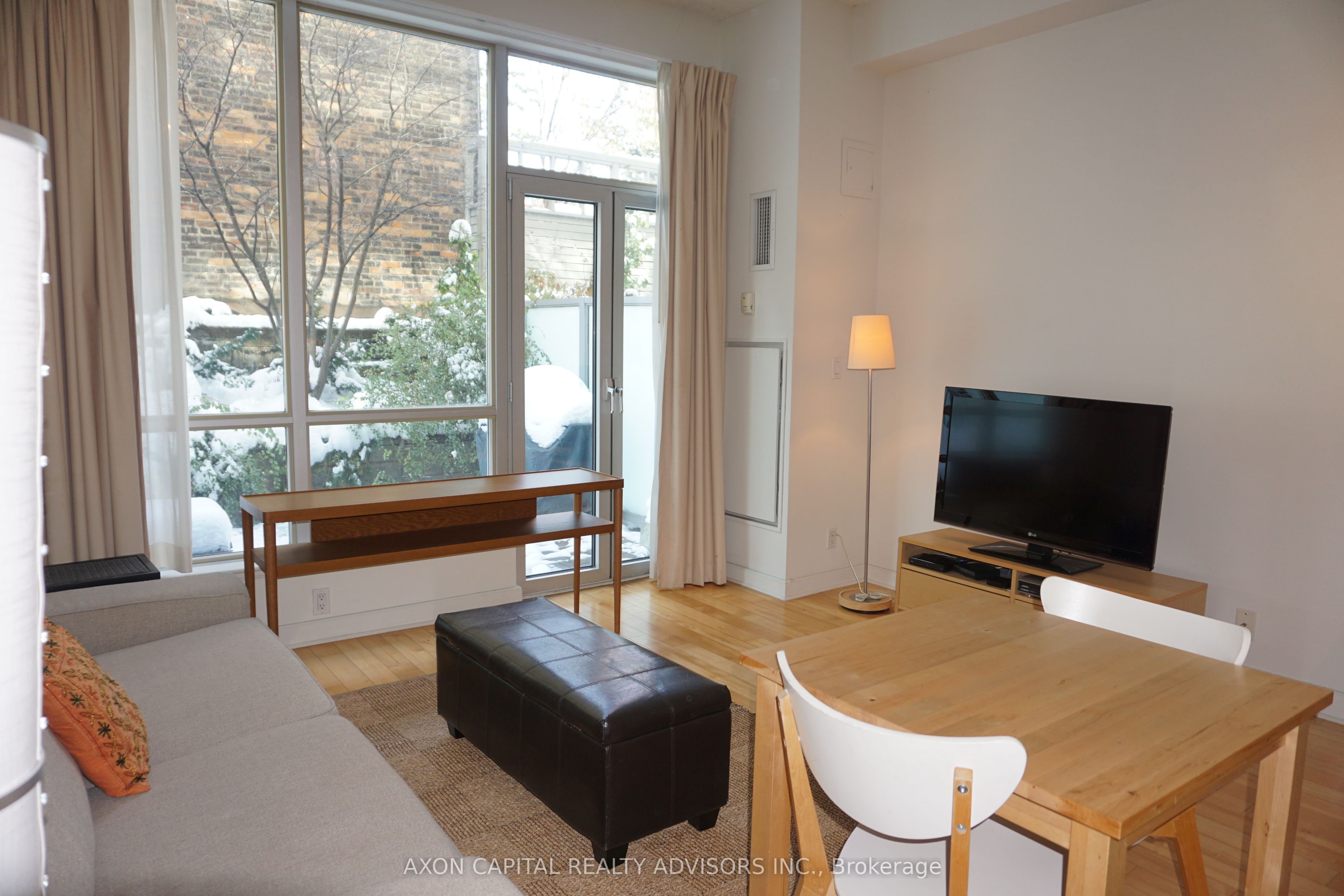 350 Wellington Street W G11