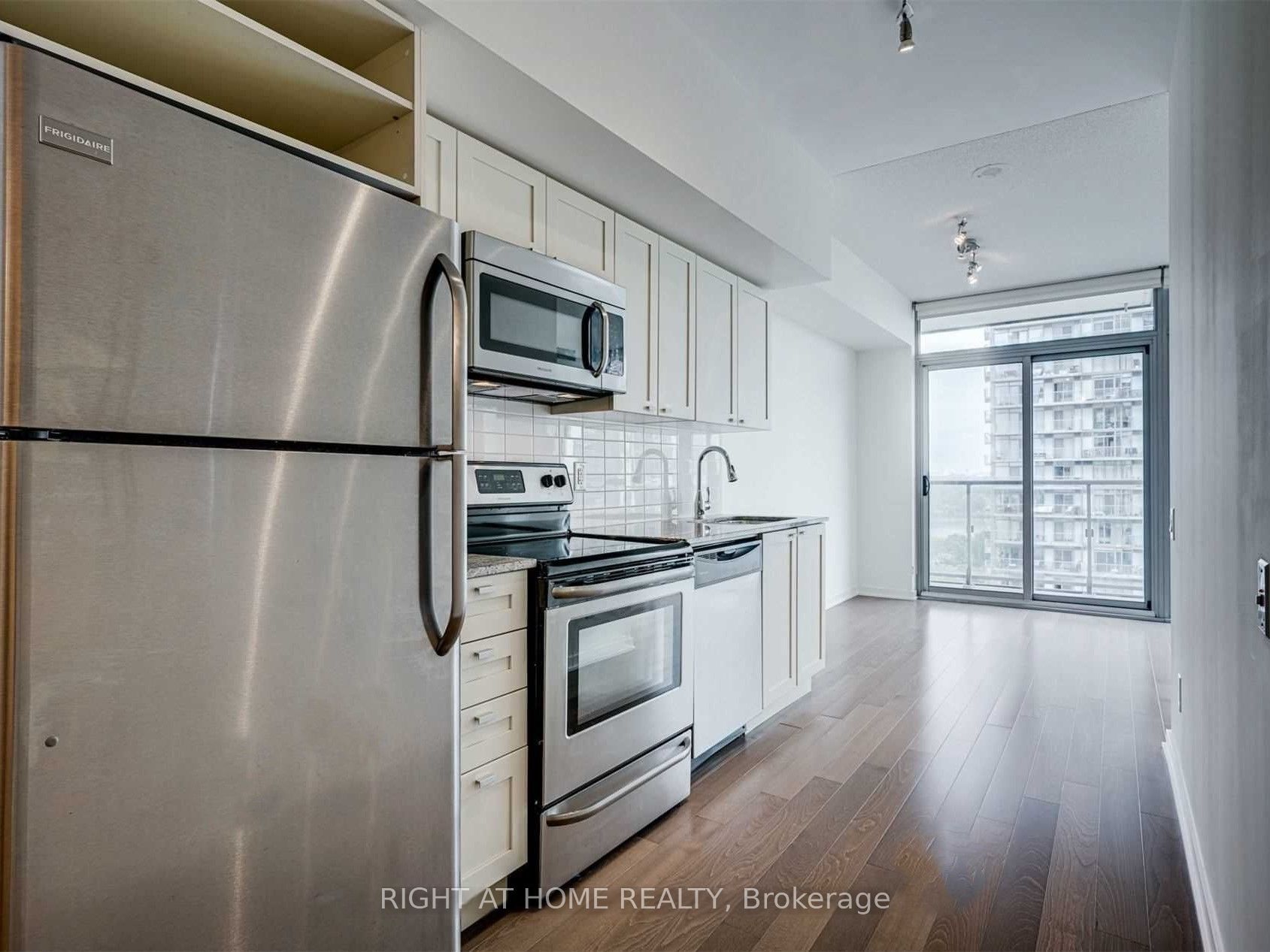 105 The Queensway Avenue 1613