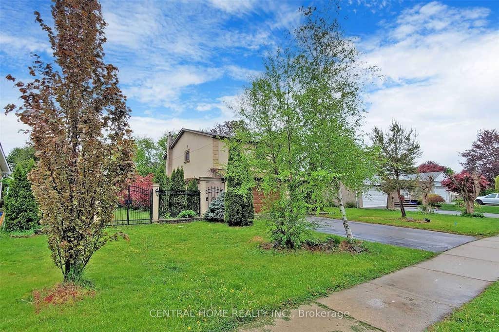 Photo of 18 Mayvern Crescent, Richmond Hill, ON L4C 5J4 (MLS # N13527524)