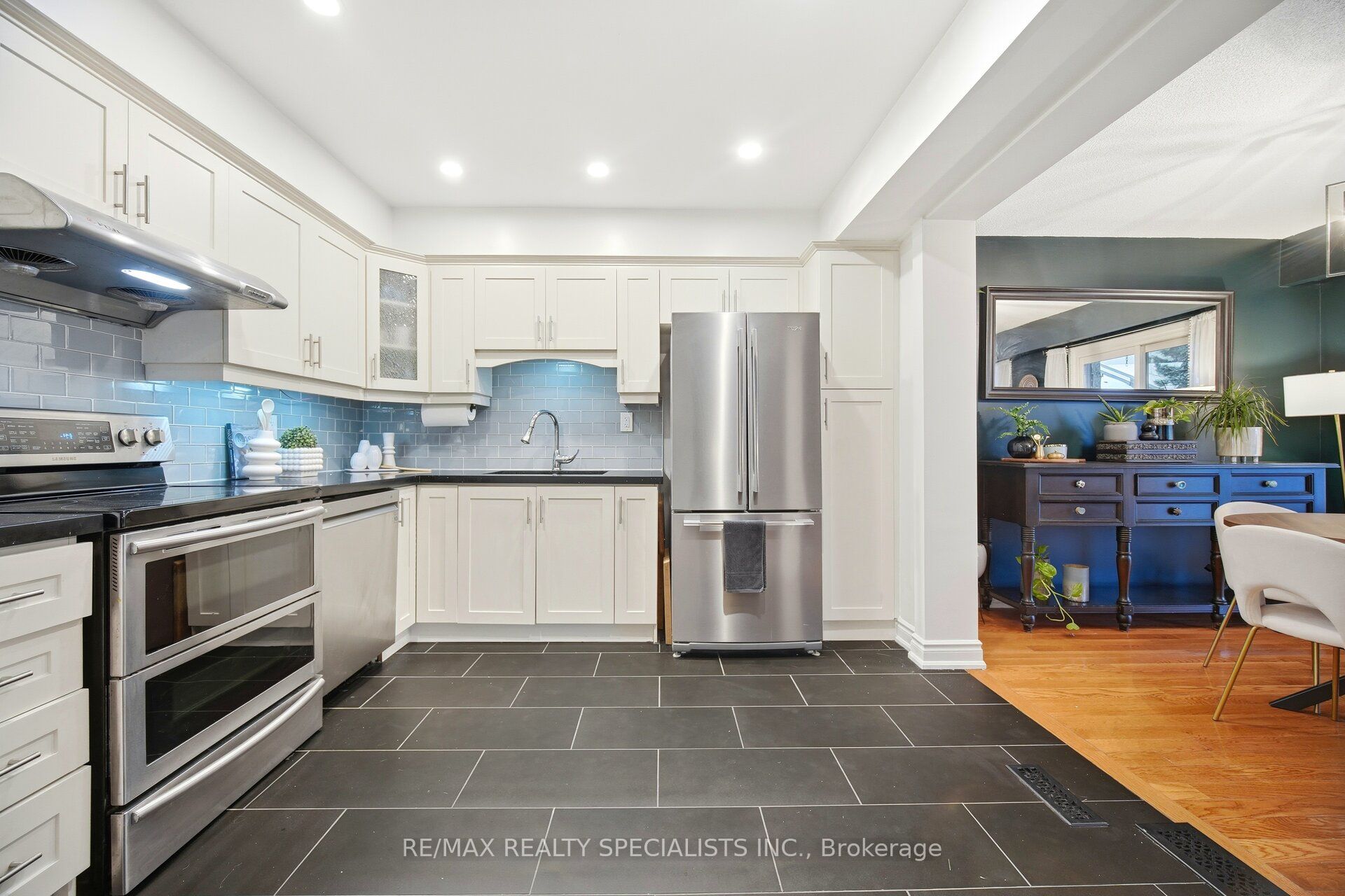 1951 Rathburn Road E 137