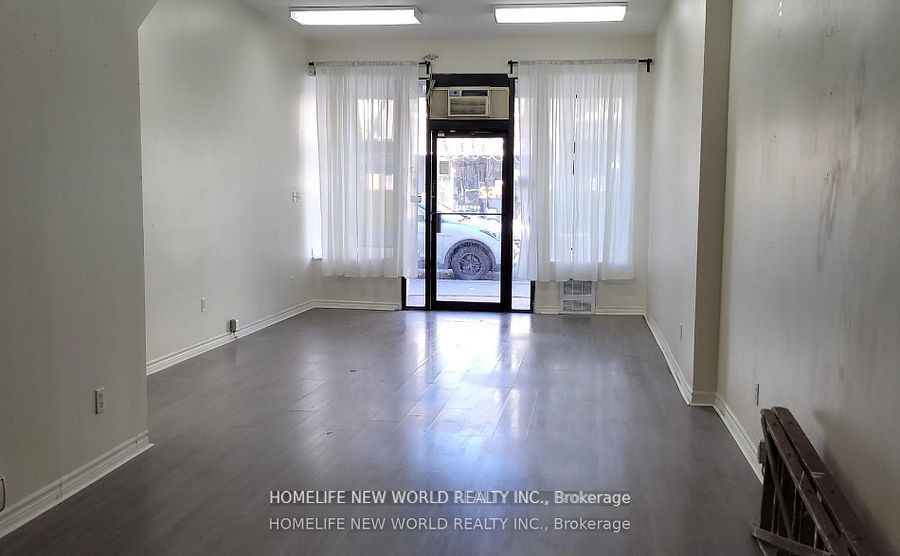 817 Dundas Street W