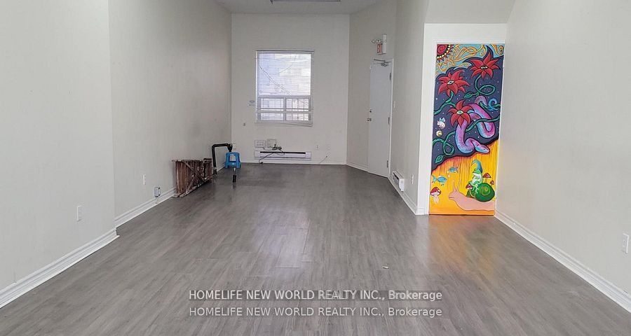 817 Dundas Street W