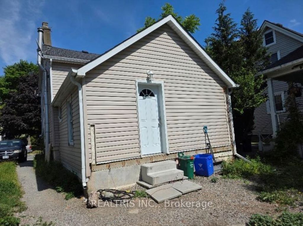 Photo of 31 Ormond Street S, Thorold, ON L2V 1Y3 (MLS # X12750564)