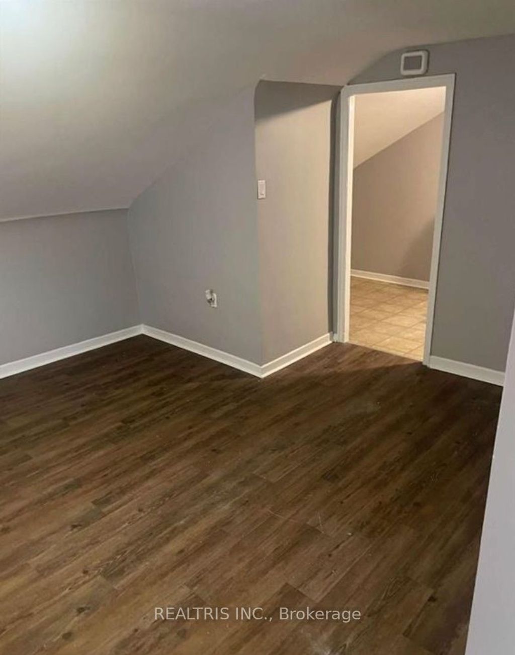 Photo of 31 Ormond Street S, Thorold, ON L2V 1Y3 (MLS # X12750564)