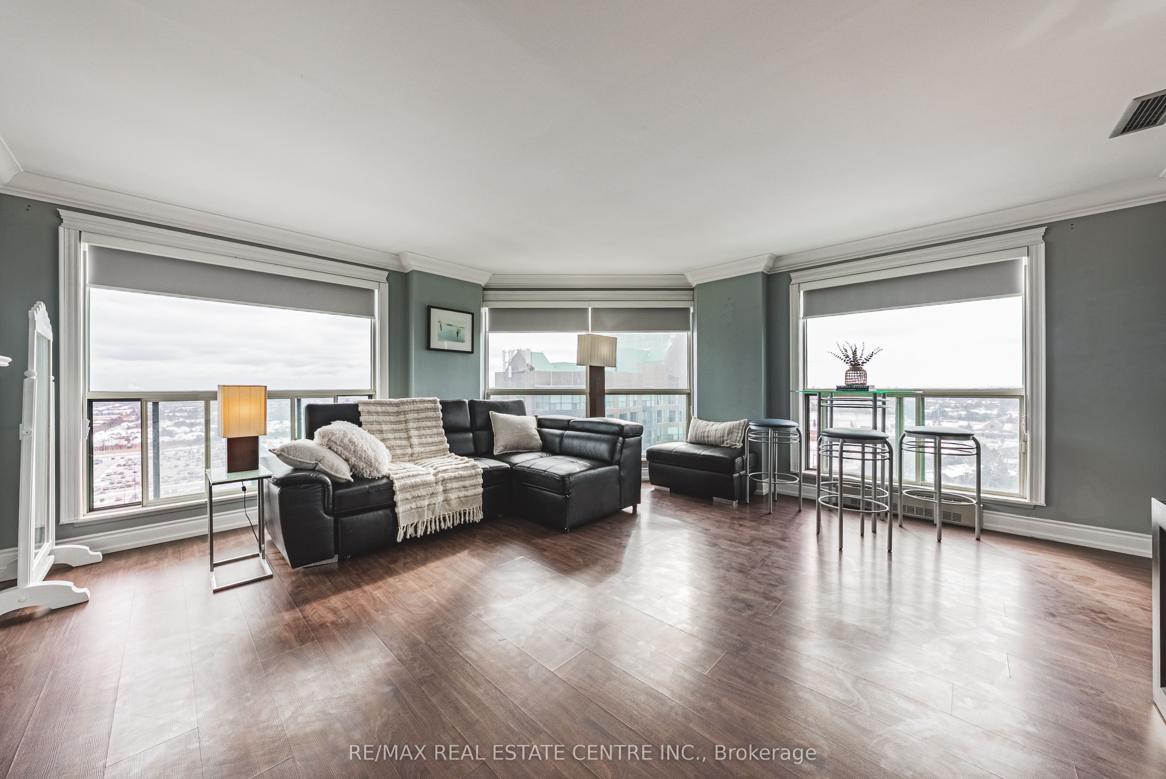 2155 Burnhamthorpe Road W Ph1904