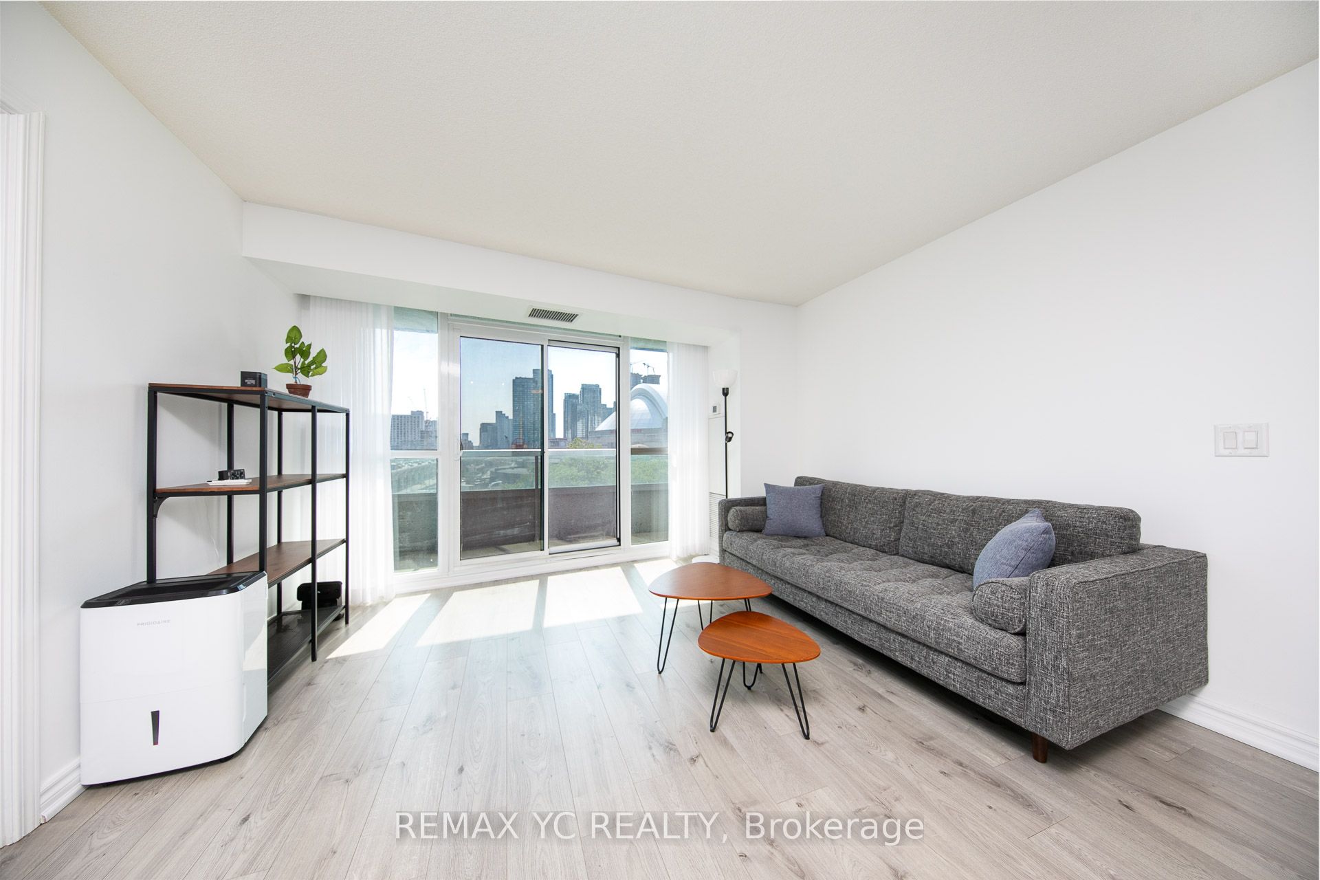 25 Lower Simcoe Street 808