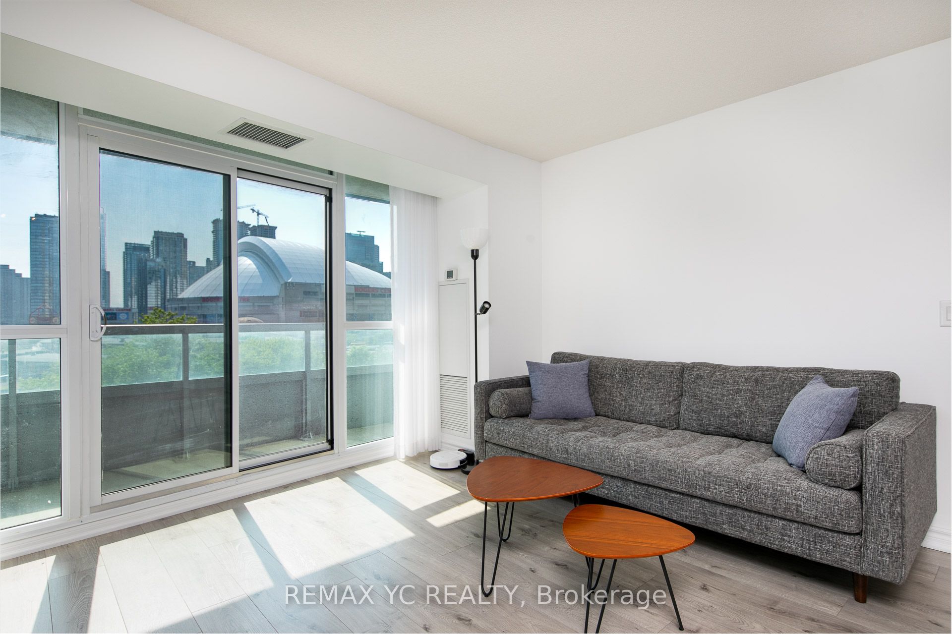 25 Lower Simcoe Street 808