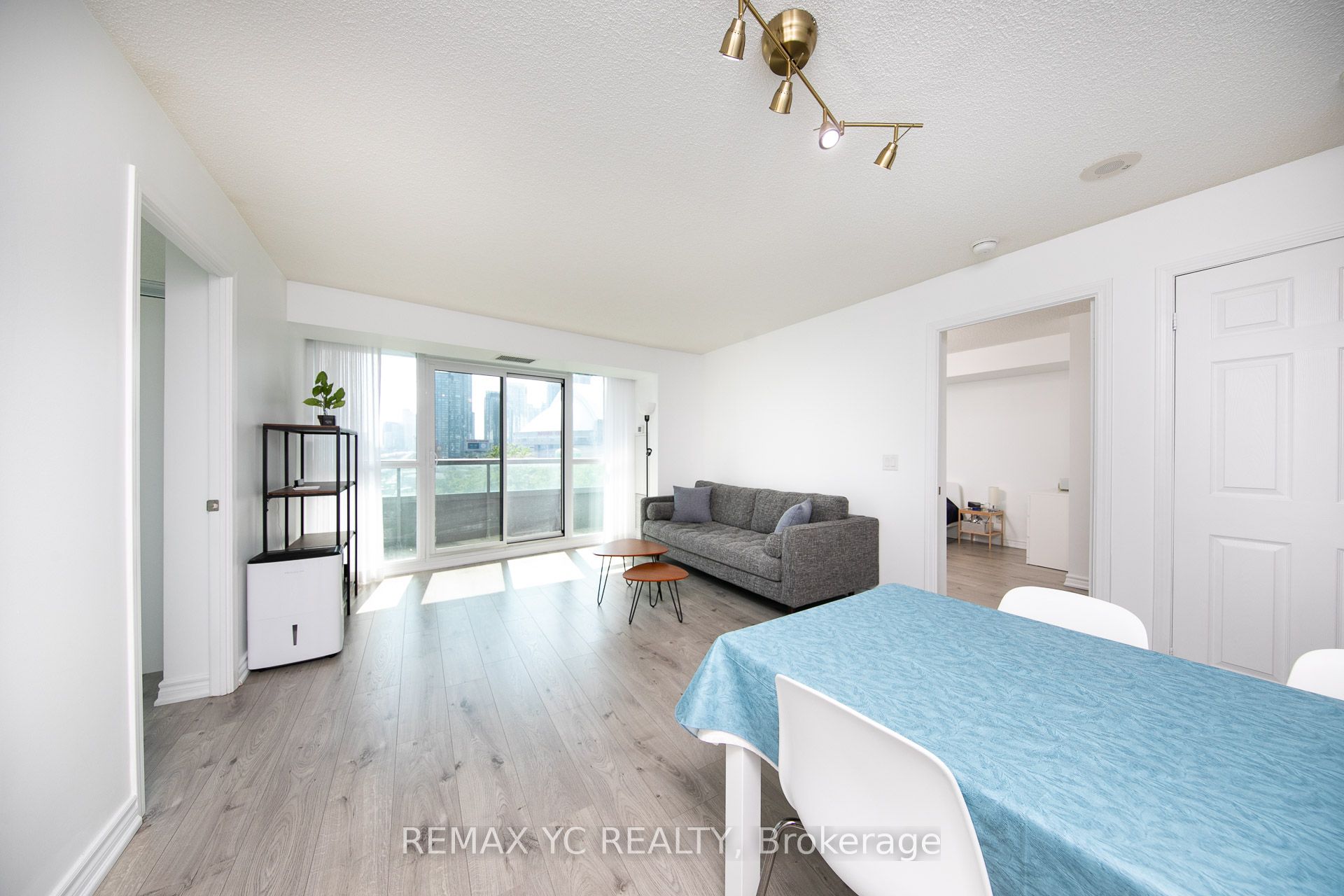 25 Lower Simcoe Street 808