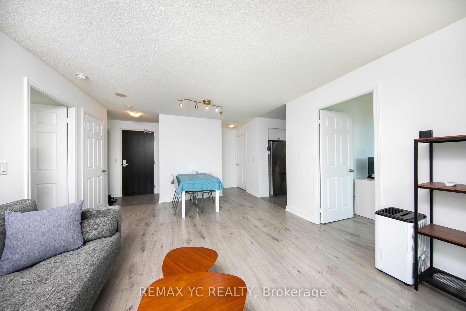 25 Lower Simcoe Street 808