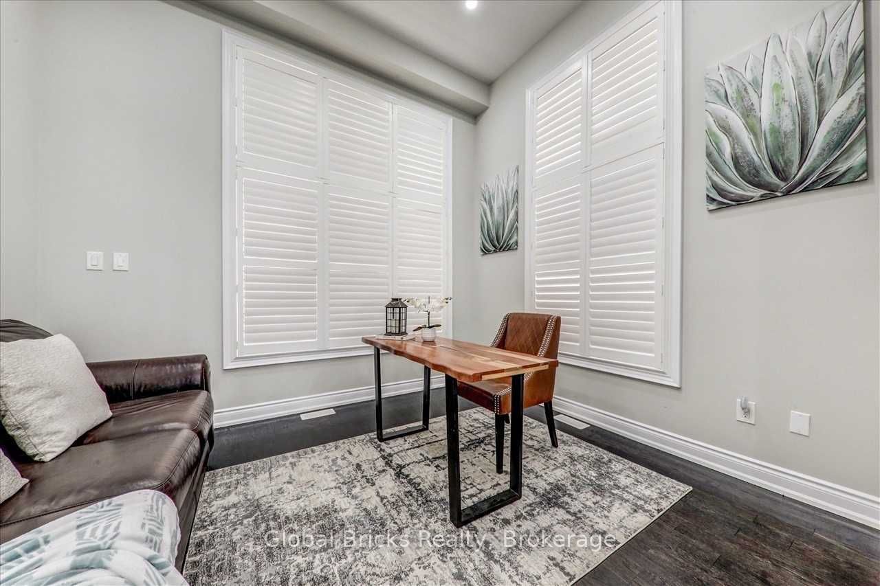 2 Fallowfield Road S