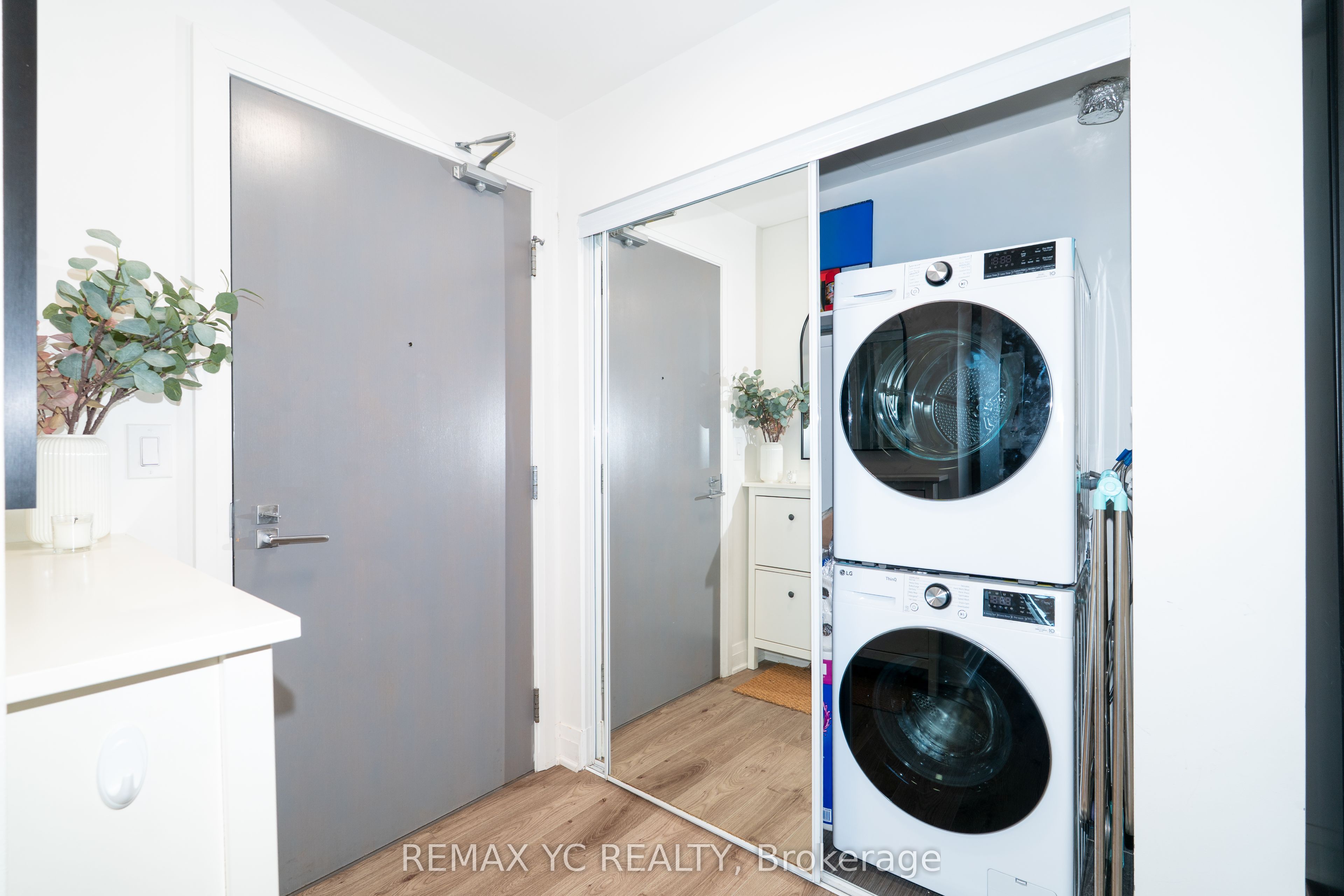 7165 Yonge Street PH201