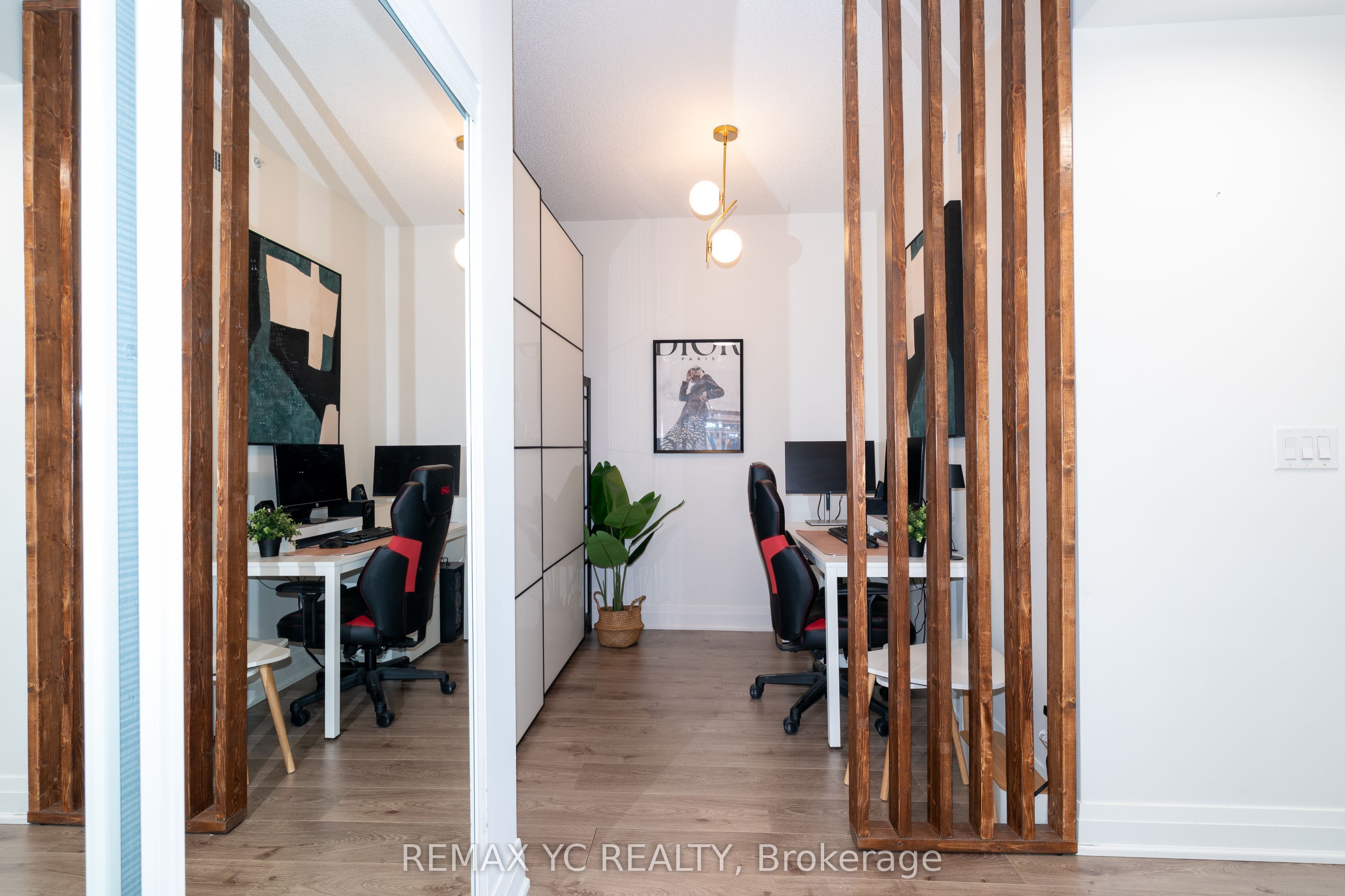 7165 Yonge Street PH201